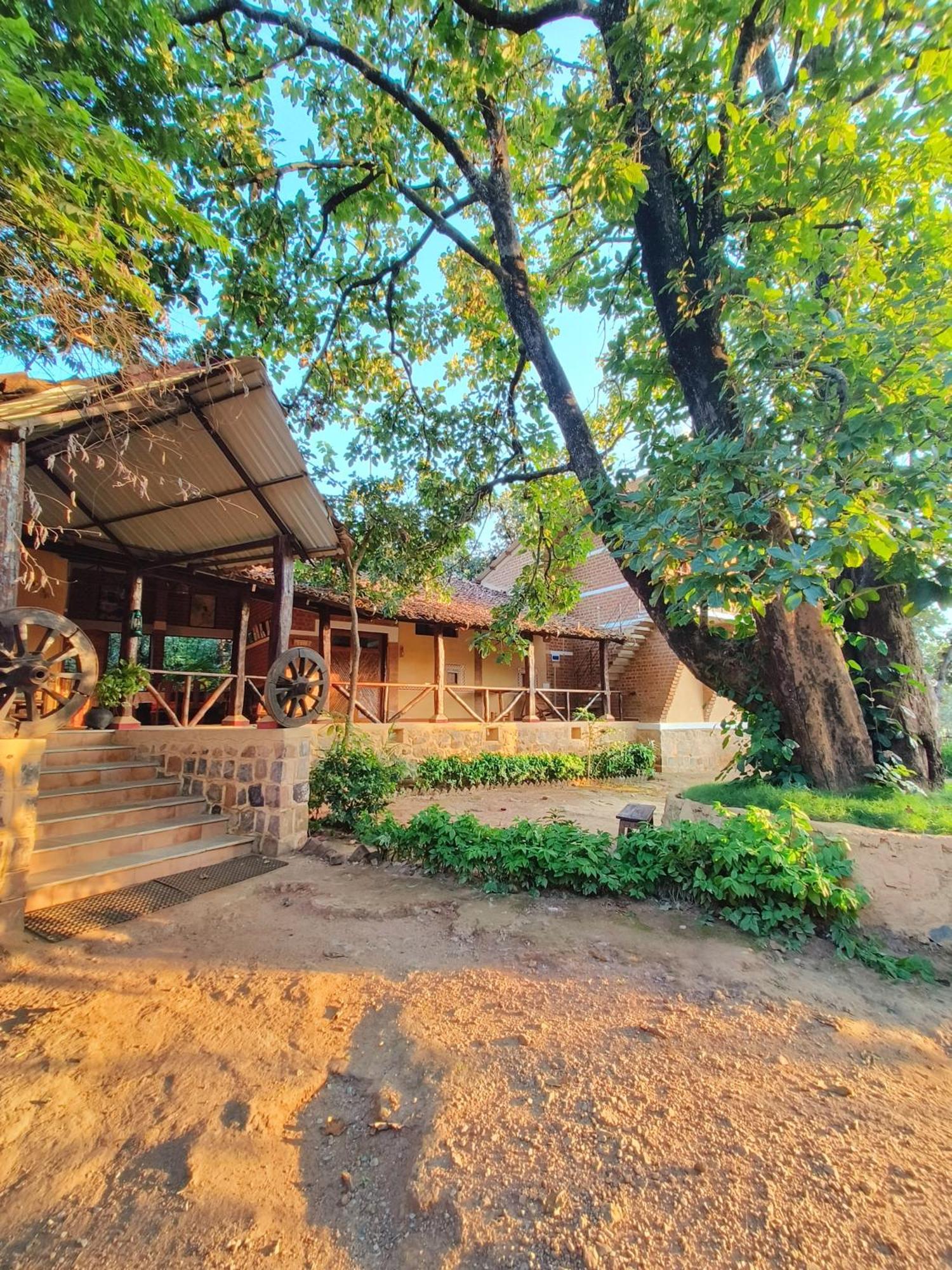 Surwahi Social Ecoestate Kanha Bagian luar foto